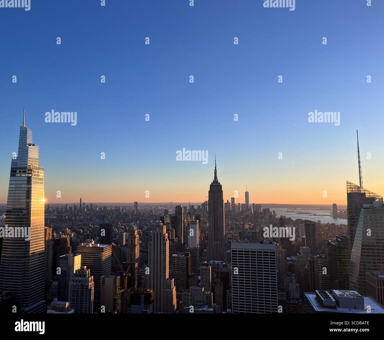 Skyline emblématique de New York avec des gratte-ciel imposants et une atmosphère hivernale impeccable, mettant en valeur l'architecture de Manhattan dans les moindres détails. - Image de stock capturée avec un smartphone