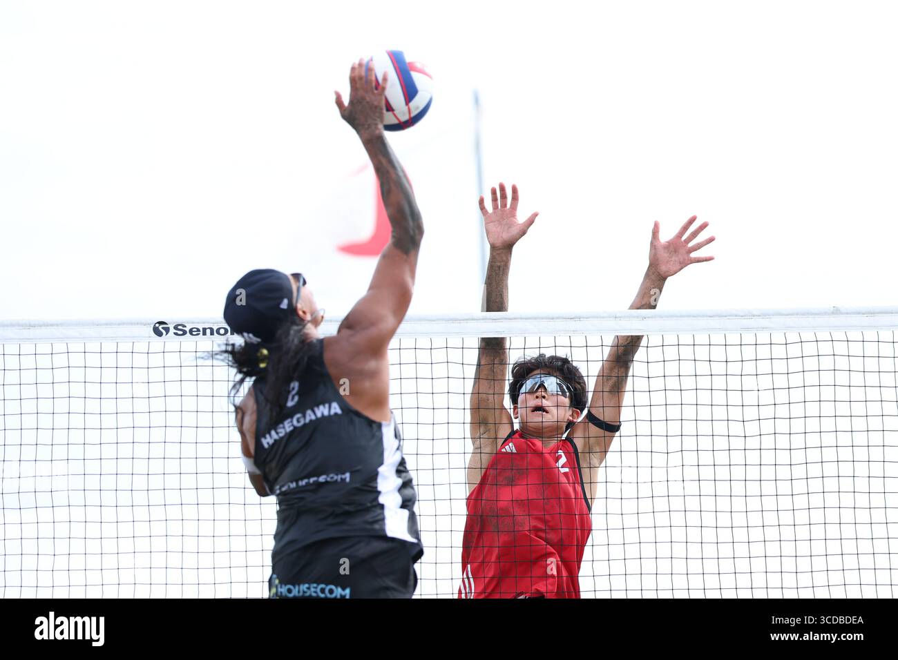 Plage de Kugenuma, Kanagawa, Japon. 13 août 2025. (G-d) Yoshiumi Hasegawa, Kota Kurosawa, 13 AOÛT 2025 - Beach volley : le 39e Beach volley Japon, finale masculine à Kugenuma Beach, Kanagawa, Japon. Crédit : Yohei Osada/AFLO SPORT/Alamy Live News Banque D'Images
