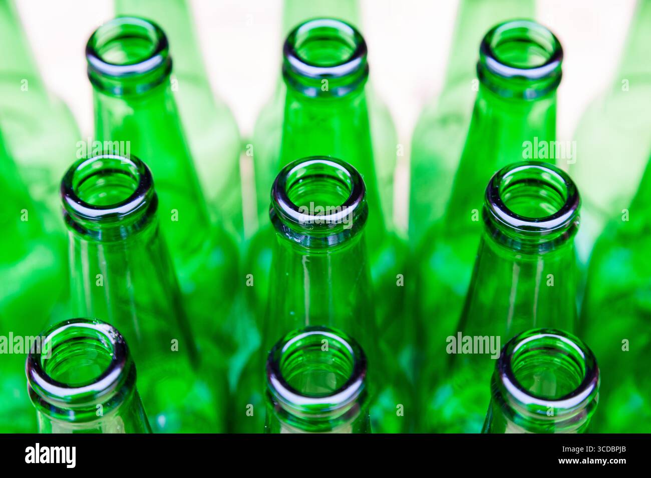 Beaucoup de bouteilles de bière en verre vides. Banque D'Images