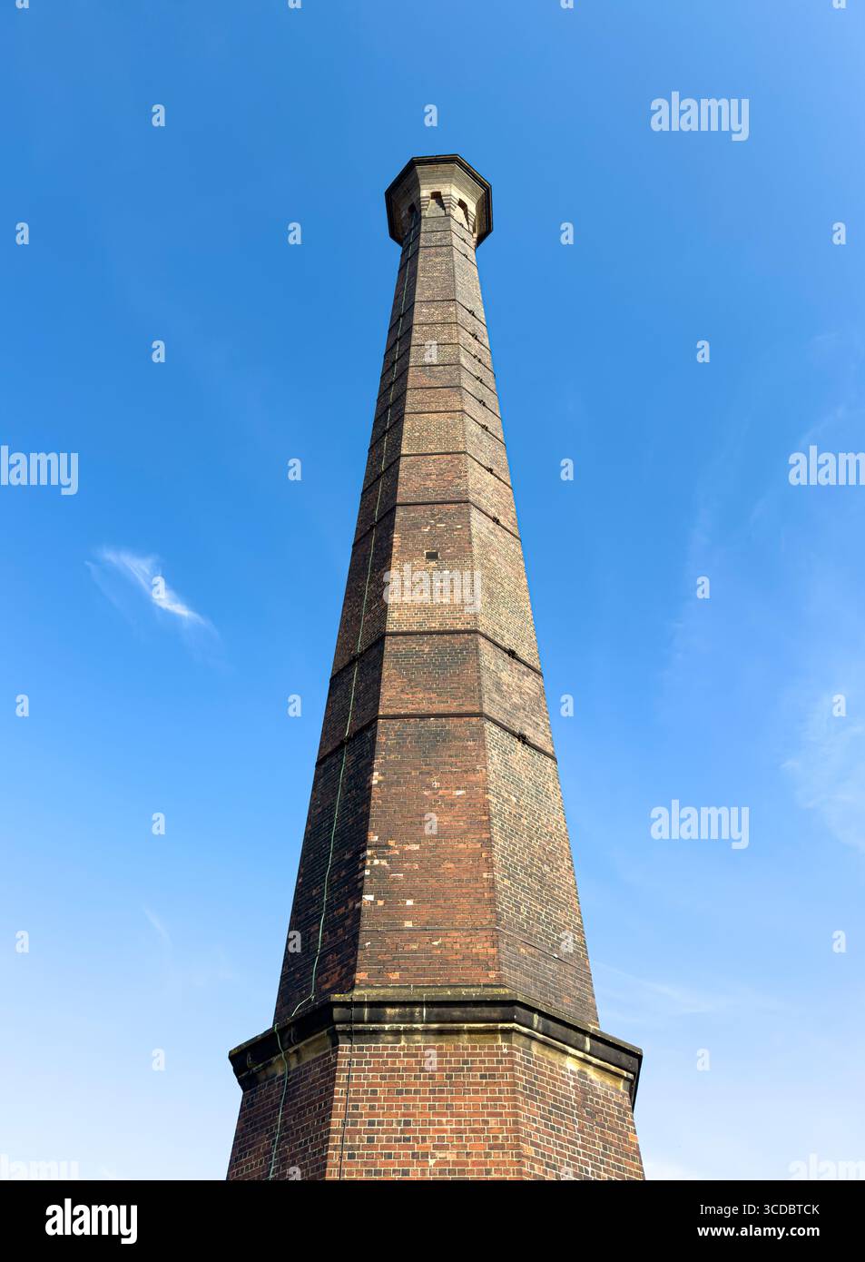 Cheminée victorienne en brique sur Foss Islands Road, York. Une fois partie des travaux du destructeur de déchets de la ville, un rare survivant de la municipalité de York au XIXe siècle Banque D'Images