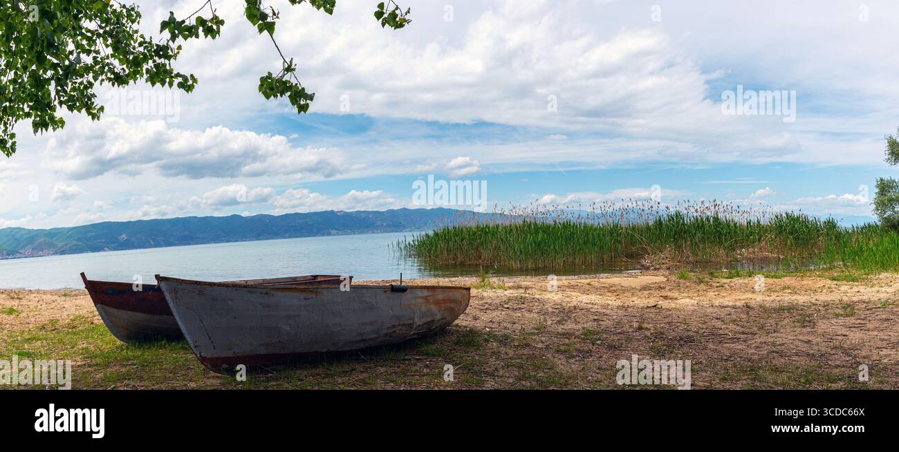 Les rives du lac Ohrid près du monastère de Sveti Naum. Banque D'Images