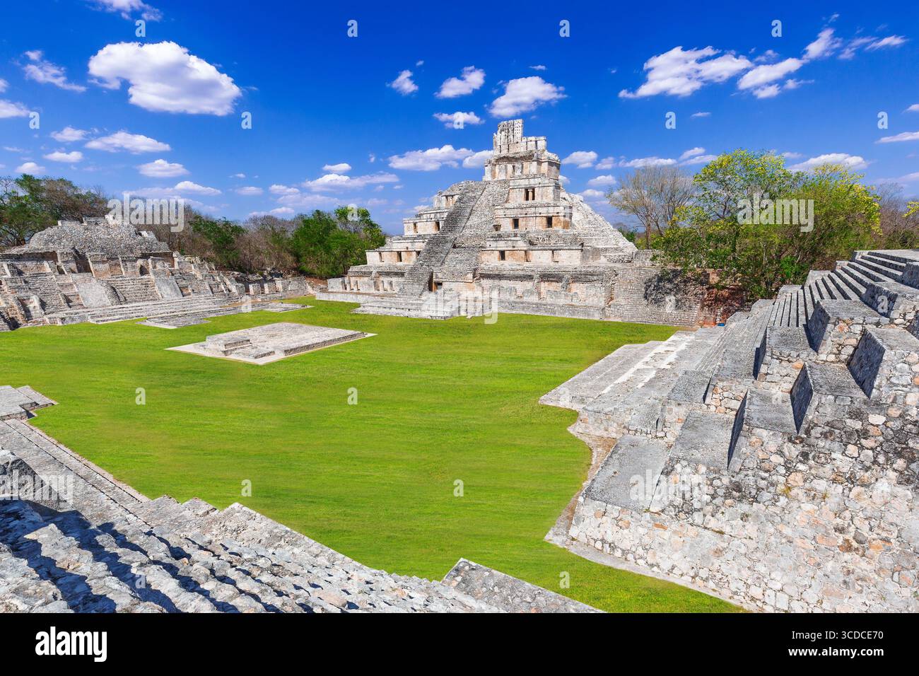 Campeche, Mexique. Edzna Mayan City. Vue panoramique sur la Pyramide des cinq étages et la Gran Acropolis. Banque D'Images