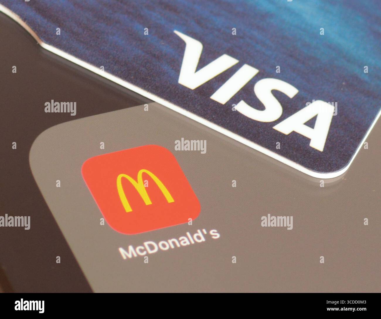 McDonalds Food App sur l'écran de smartphone avec carte VISA pour payer l'achat Banque D'Images