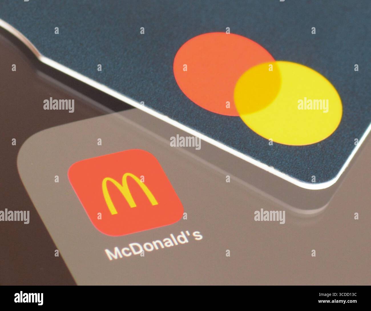 McDonalds Food App sur l'écran de smartphone avec Mastercard pour payer l'achat Banque D'Images