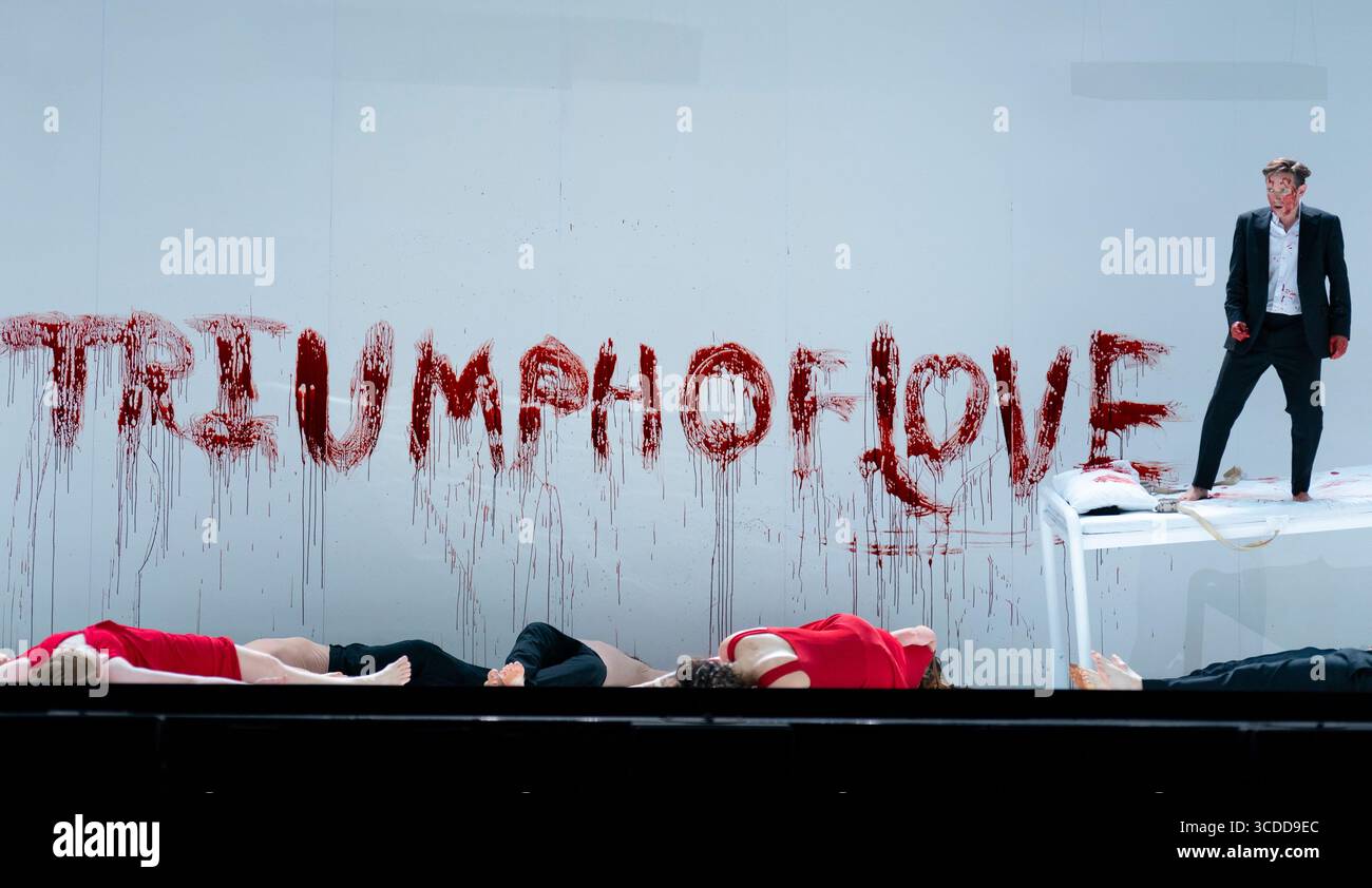 Édimbourg, Écosse, Royaume-Uni. 12 août 2025. Images de répétition de l'opéra de Gluck Orpheus et Eurydice dans le cadre du Festival international d'Édimbourg. Réunissant la compagnie de cirque contemporaine australienne Circa avec le Scottish Chamber Orchestra et un chœur du Scottish Opera, cette production de l'Opera Queensland insufflera un nouveau souffle à l'ancien mythe. Crédit ; Iain Masterton/Alamy Live News Banque D'Images