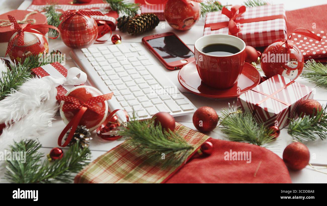 Différents symboles de Noël allongé sur table autour de tasse de boisson chaude aromatiques et les appareils modernes Banque D'Images