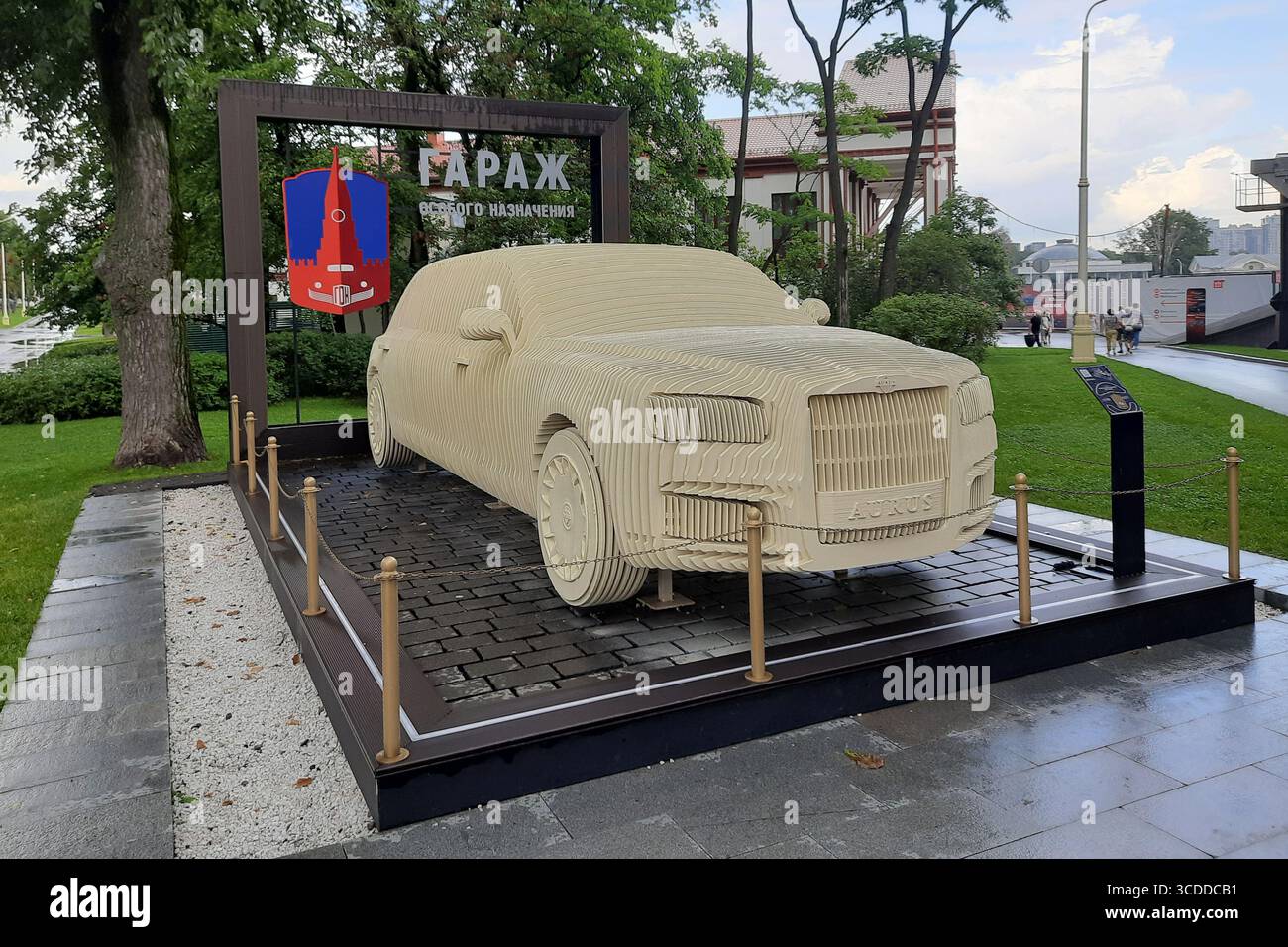 Moscou, Russie - 17 juillet 2025 : sculpture de voiture Aurus en bois à VDNKh Banque D'Images
