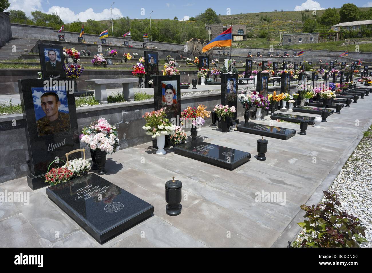 Tombes en rangées avec portraits et fleurs, drapeau arménien en arrière-plan, tombes de 2020, victimes de la guerre entre l'Arménie et l'Azerbaïdjan, cemeter Banque D'Images Tombes en rangées avec portraits et fleurs, drapeau arménien en arrière-plan, tombes de 2020, victimes de la guerre entre l'Arménie et l'Azerbaïdjan, cemeter Banque D'Images