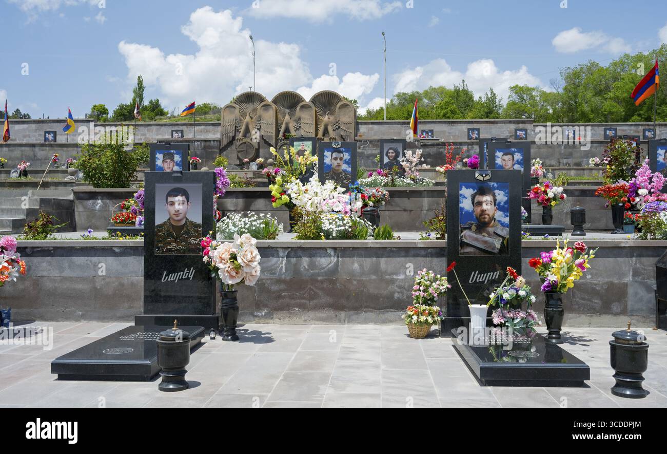 Rangée de pierres tombales décorées avec des portraits et des fleurs, drapeau arménien visible, tombes de 2020, victimes de la guerre entre l'Arménie et l'Azerbaïdjan, CEME Banque D'Images Rangée de pierres tombales décorées avec des portraits et des fleurs, drapeau arménien visible, tombes de 2020, victimes de la guerre entre l'Arménie et l'Azerbaïdjan, CEME Banque D'Images