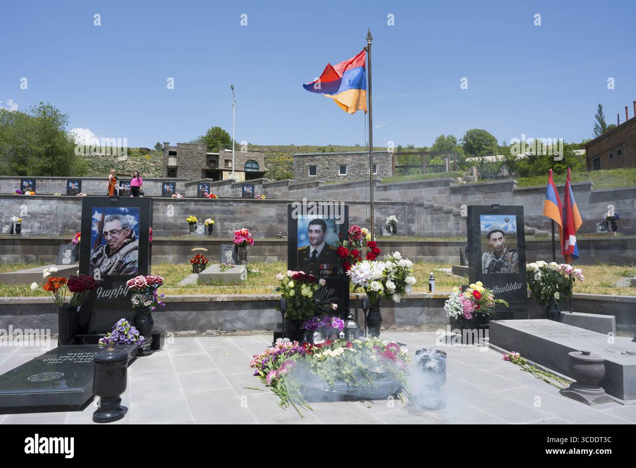 Tombes avec portraits et fleurs devant le drapeau arménien, mémorial, tombes de 2020, victimes de la guerre entre l'Arménie et l'Azerbaïdjan, cimetière Banque D'Images Tombes avec portraits et fleurs devant le drapeau arménien, mémorial, tombes de 2020, victimes de la guerre entre l'Arménie et l'Azerbaïdjan, cimetière Banque D'Images
