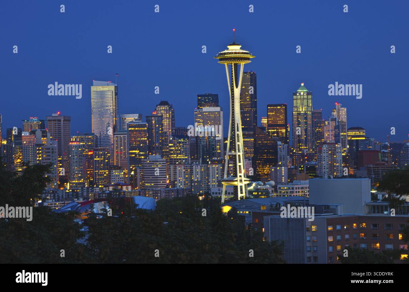 Seattle Washington, horizon de Queen Annes Hill, Space Needle, ville à l'heure bleue, illumination, USA Banque D'Images