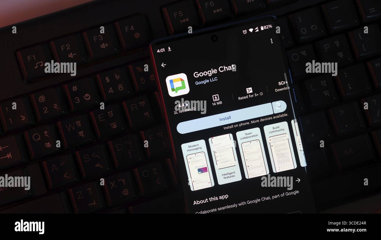 Écran de l'application Google Chat sur le smartphone via le clavier Banque D'Images