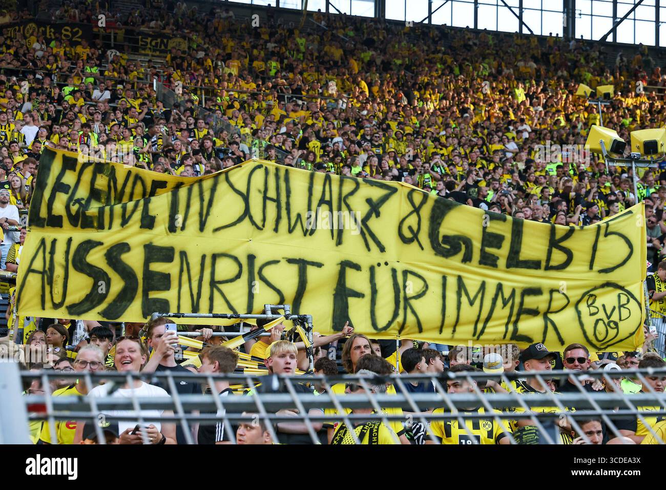 Dortmund, Deutschland. 10 août 2025. Testspiel - Borussia Dortmund - Juventus Turin AM 10.08.2025 im signal Iduna Park in Dortmund Die Borussia Dortmund fans auf der Südtribüne/Suedtribuene mit einem Spruchband/Banner/transparent für Mats Hummels Foto : osnapix/Marcus Hirnschal crédit : dpa/Alamy Live News Banque D'Images