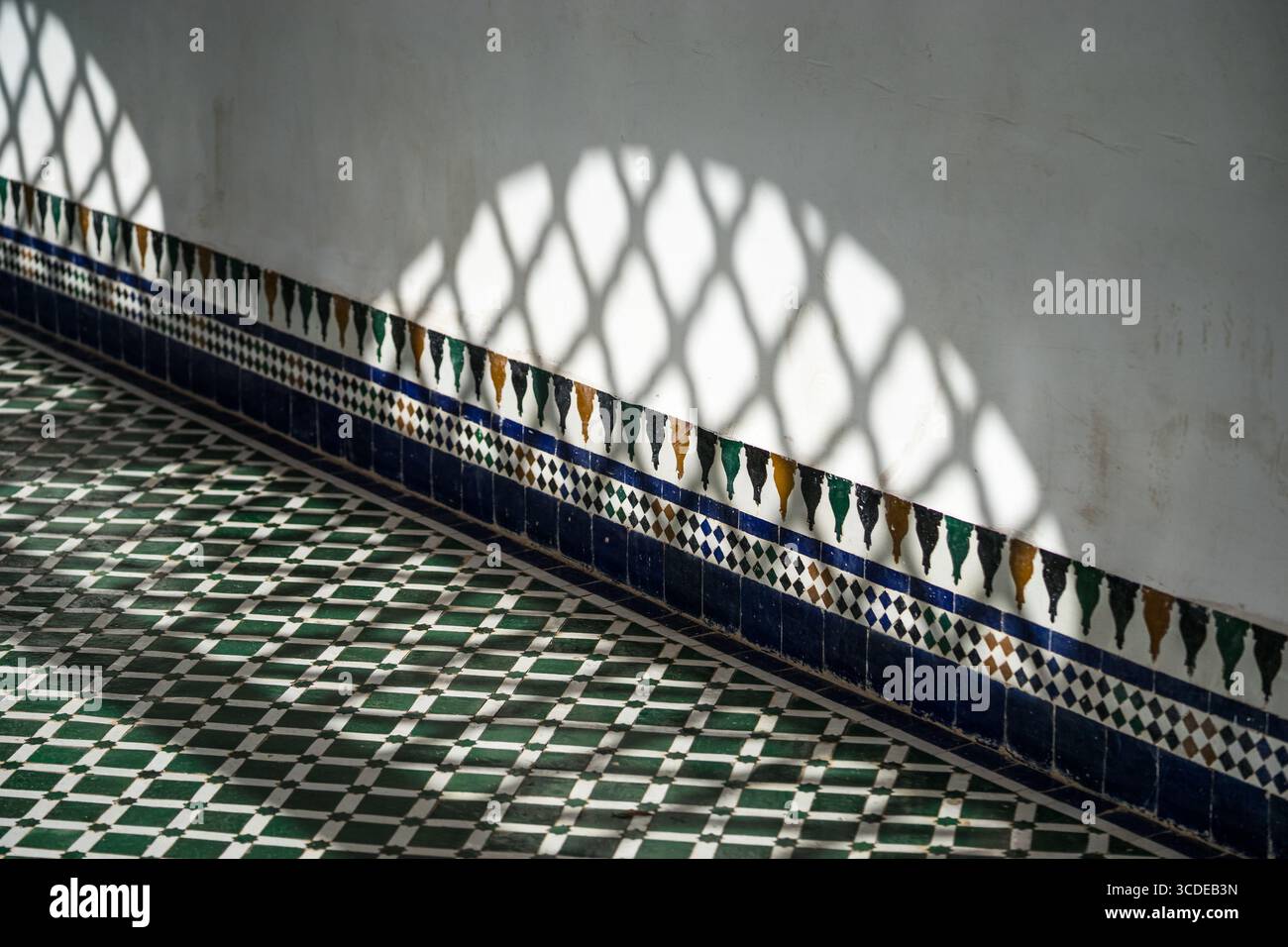 Un jeu de motifs d’ombres géométriques projetés sur un sol carrelé, Marrakech Banque D'Images Un jeu de motifs d’ombres géométriques projetés sur un sol carrelé, Marrakech Banque D'Images