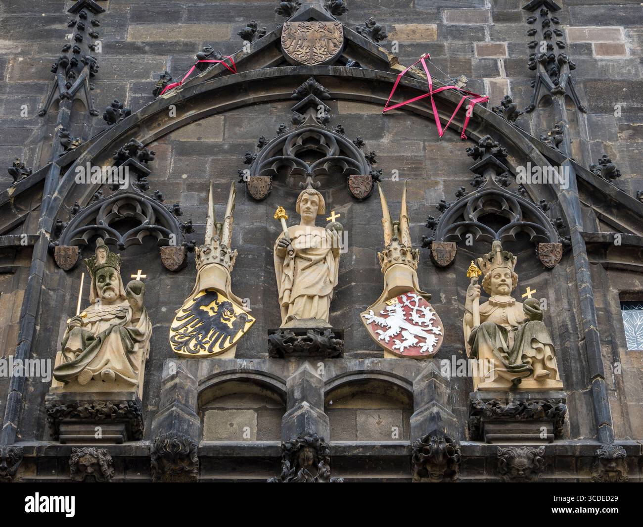 Shilelds et statues sur la Tour du pont de la vieille ville, Tour gothique, vieille ville, Prague, Tchéquie, Europe, UE. Banque D'Images