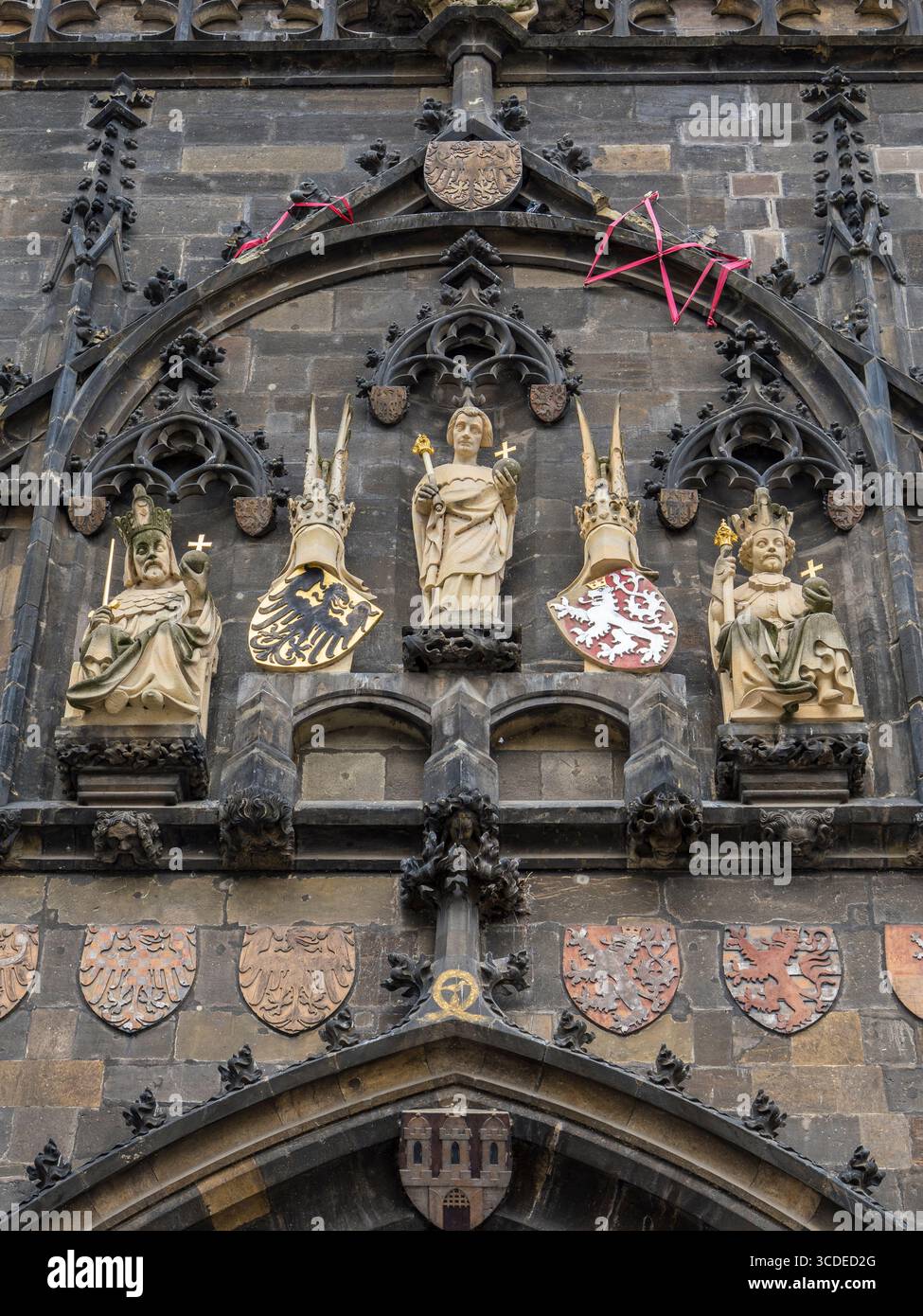 Shilelds et statues sur la Tour du pont de la vieille ville, Tour gothique, vieille ville, Prague, Tchéquie, Europe, UE. Banque D'Images