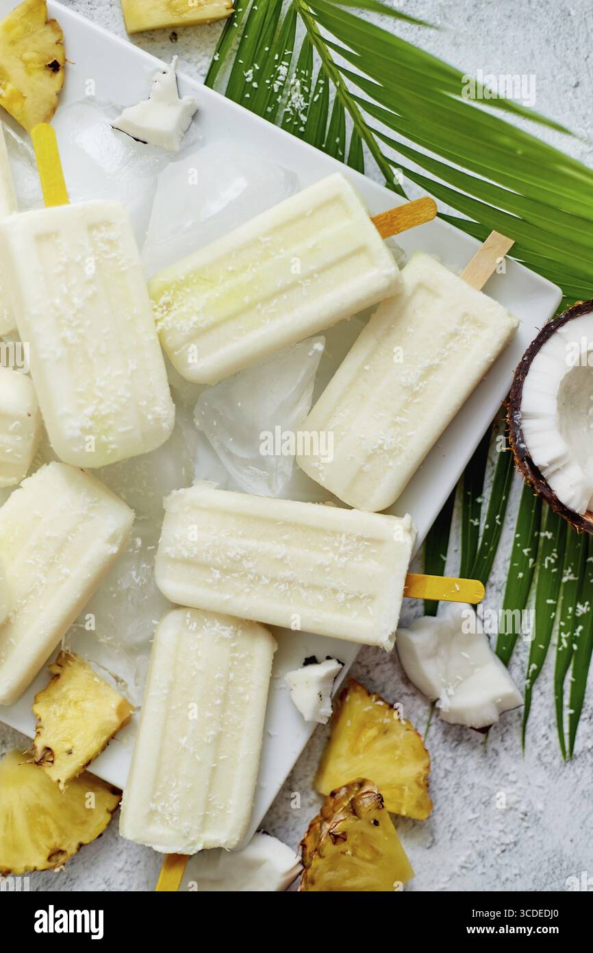 Popsicles végétaliennes maison à base de lait de coco et d'ananas. Délicieuse collation estivale saine. Vue de dessus, pose à plat Banque D'Images