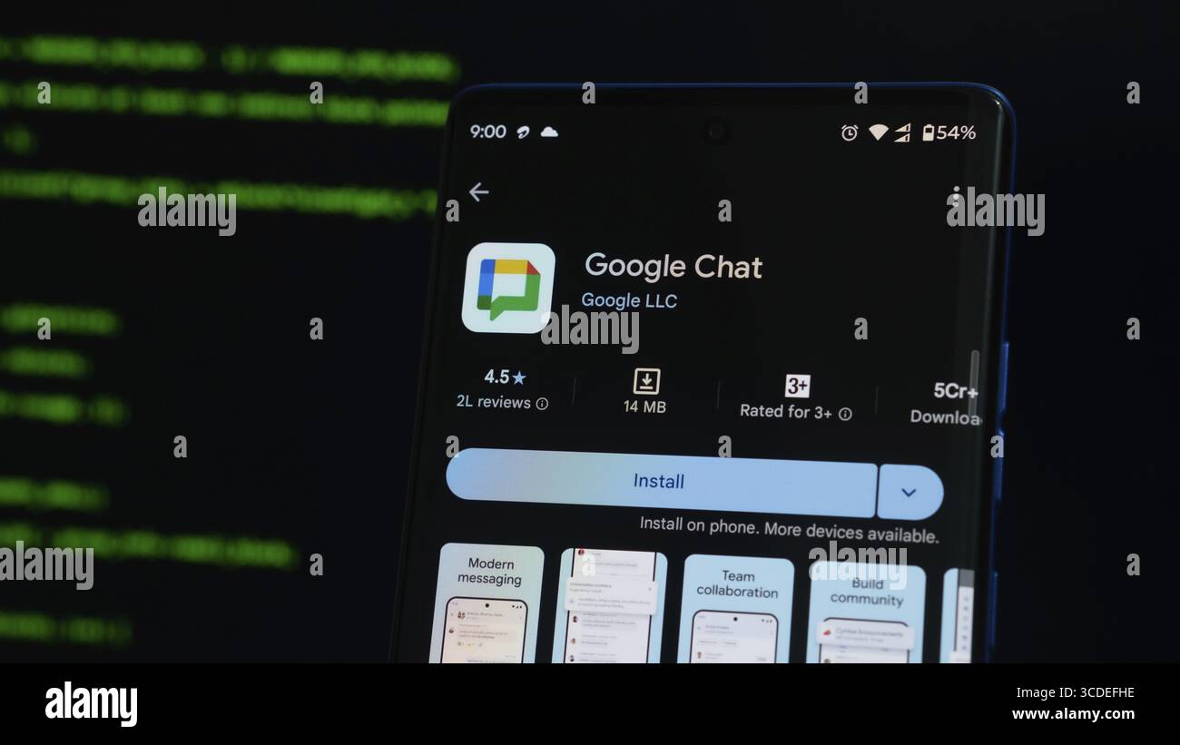 Écran de l'application Google Chat avec arrière-plan de codage Banque D'Images