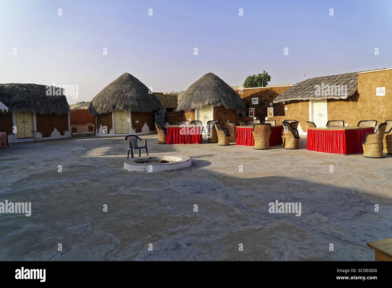 Village de tentes touristiques dans le désert du Thar, près de Jaisalmer, Rajasthan, Inde du Nord, cabanes de boue traditionnelles avec des toits de chaume sous un ciel bleu, Jaisalmer Banque D'Images