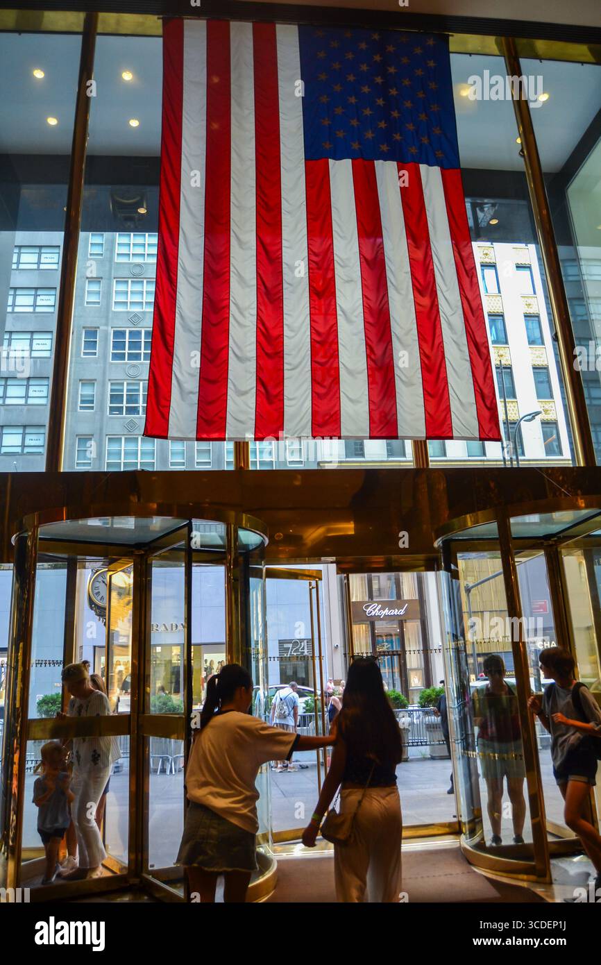 Grand drapeau américain dans l'entrée de la Trump Tower, New York Banque D'Images