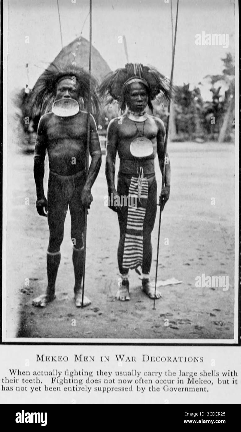 Mekeo Men in War Decorations from the Ways of the South Seas Savage : a record of Travel & observation Among the Savage of the Salomon Islands & primitive & Coast & Mountain Peoples of New Guinea photographie en noir et blanc par Williamson, Robert W publié en 1914 Banque D'Images