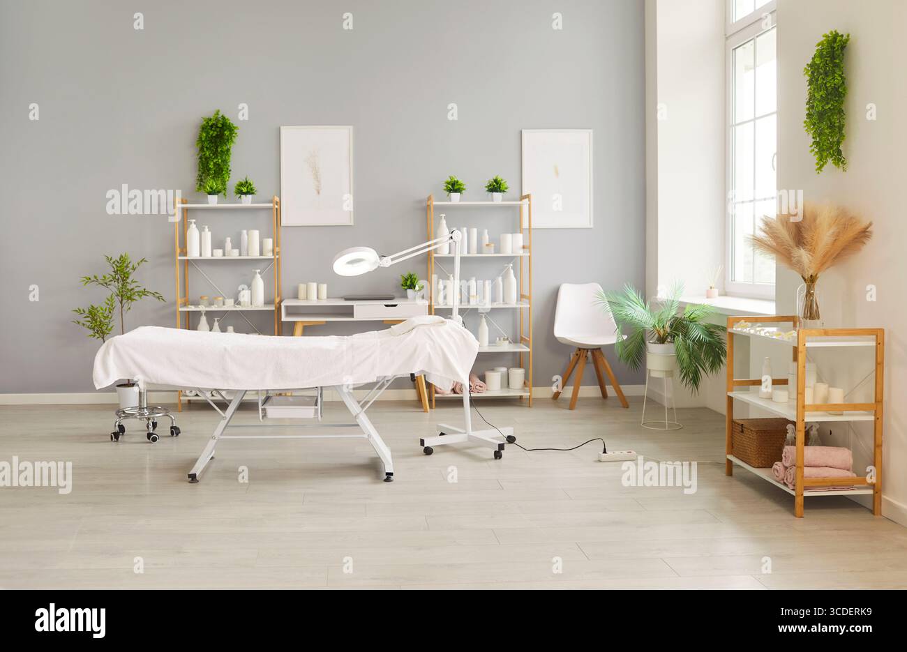 Intérieur de la salle de salon esthéticienne et cosmétologue pour le soin spa de beauté, thérapie de la peau, massage Banque D'Images
