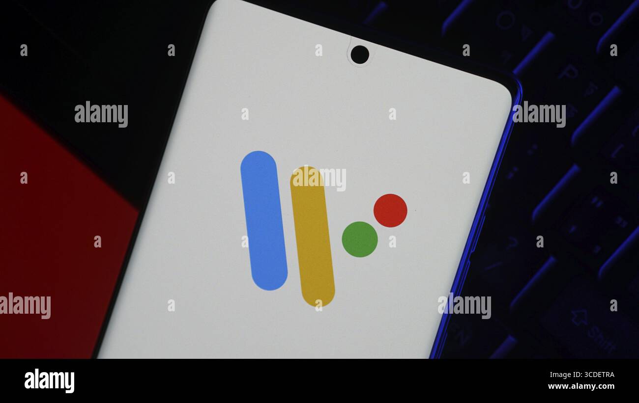 Logo coloré abstrait avec des formes bleues, jaunes et rouges sur un smartphone Banque D'Images