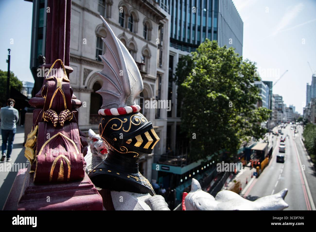 Gros plan de la parure du casque d'un chevalier ailé sur le viaduc Holborn, Londres, mettant en valeur les détails architecturaux victoriens et l'artisanat orné. Banque D'Images