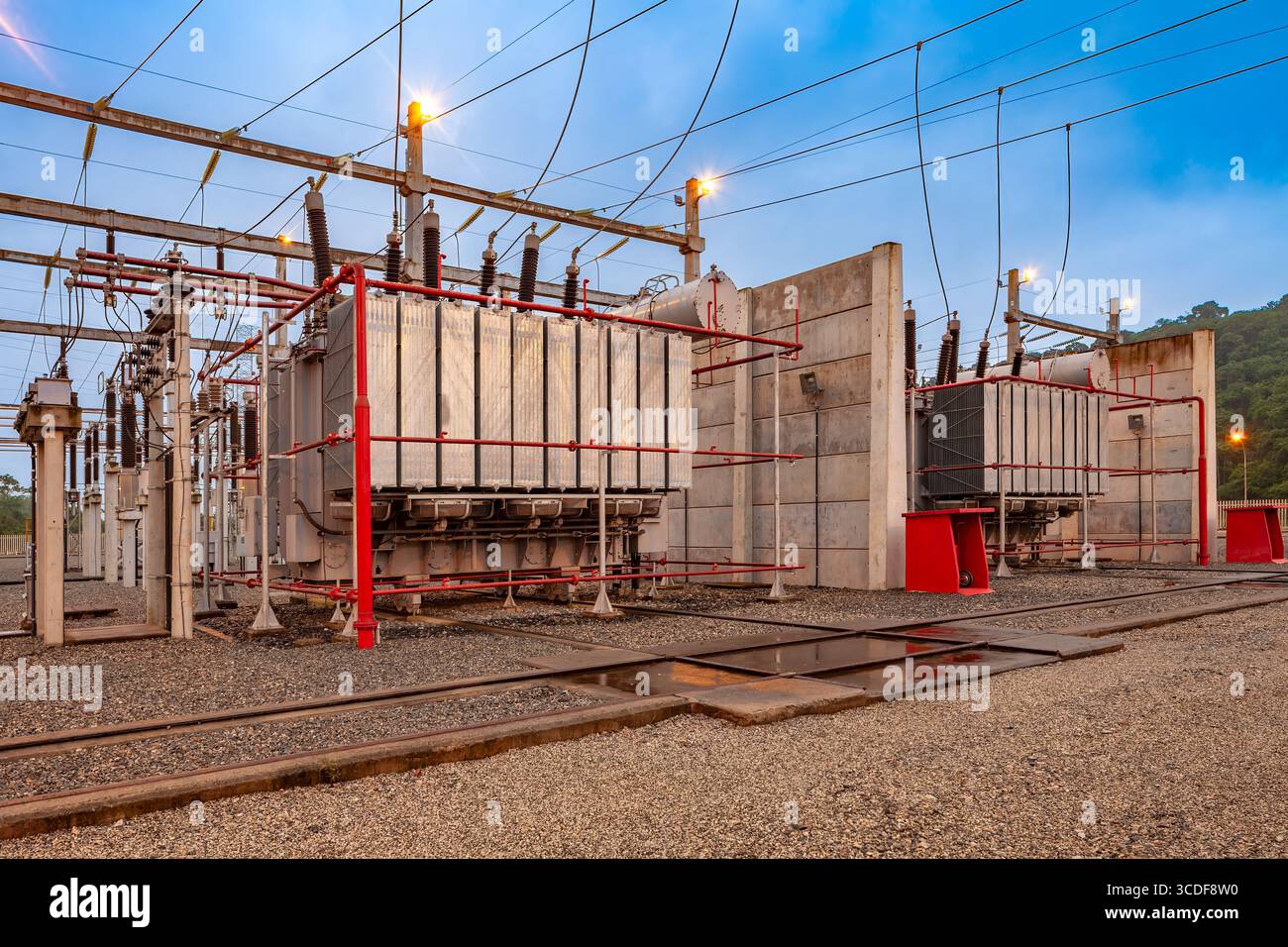 Gros plan d'un transformateur de puissance dans une sous-station électrique au Brésil, présentant le réseau complexe de fils et d'isolants. Banque D'Images