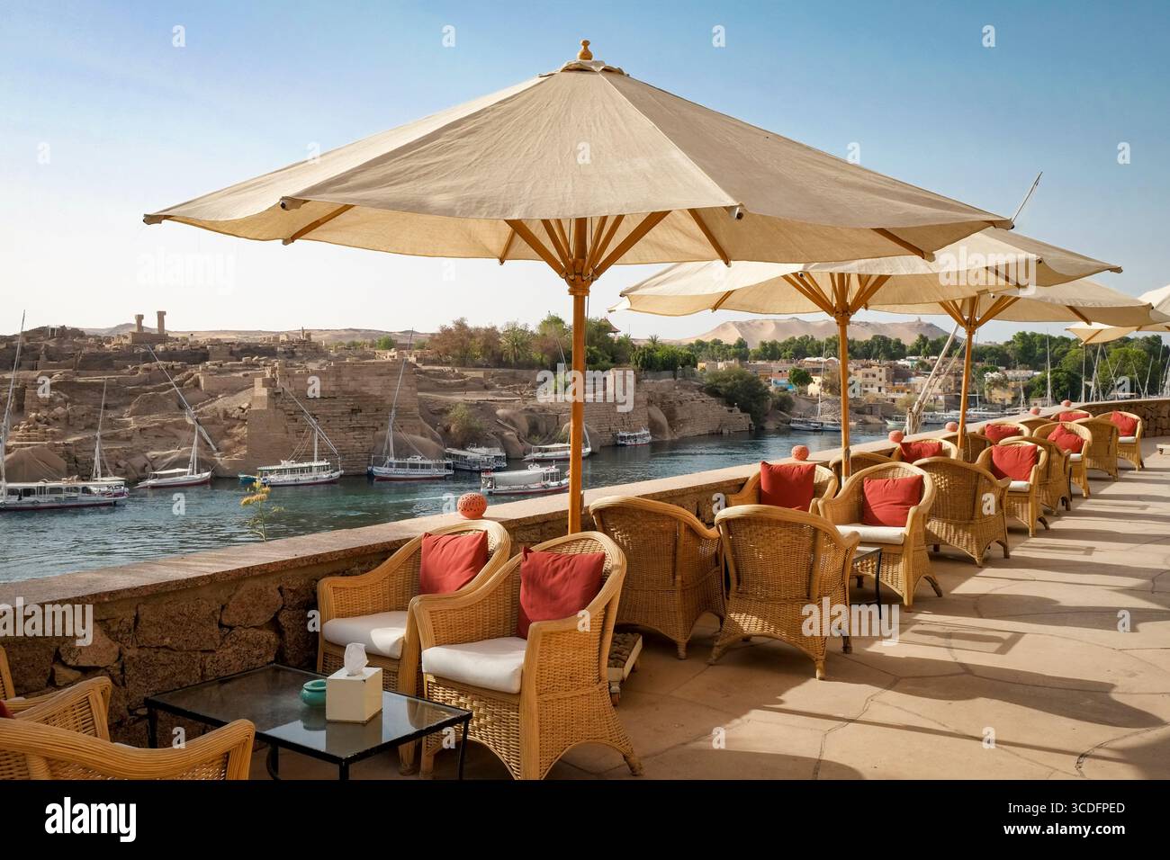 Assouan, Égypte. Vue sur le Nil depuis l'hôtel Old Cataract Banque D'Images