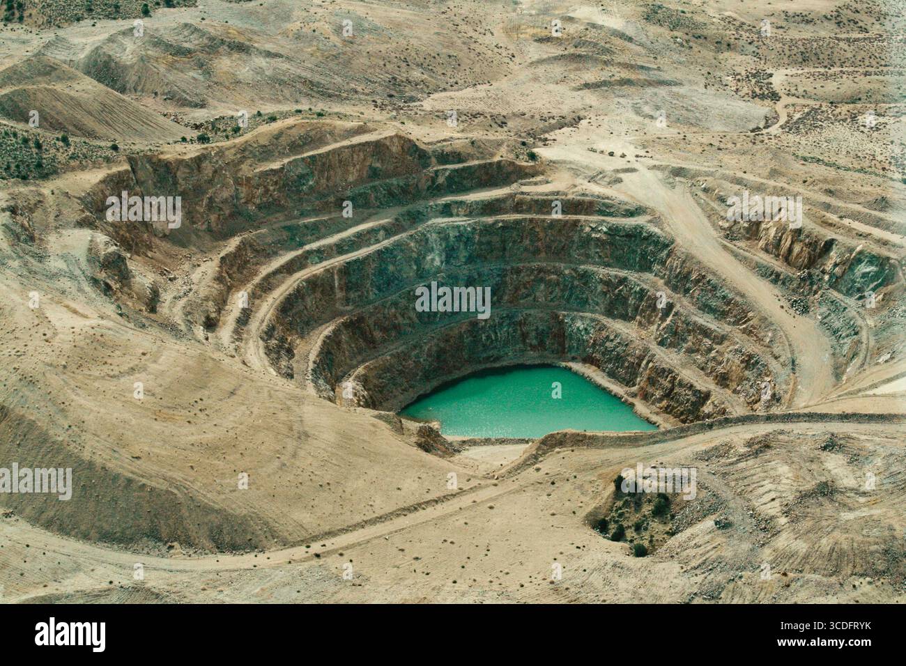 Vue aérienne d'une mine de cuivre massive dans le désert de Mojave, Nevada, montrant le contraste entre le paysage aride et les fouilles industrielles Banque D'Images