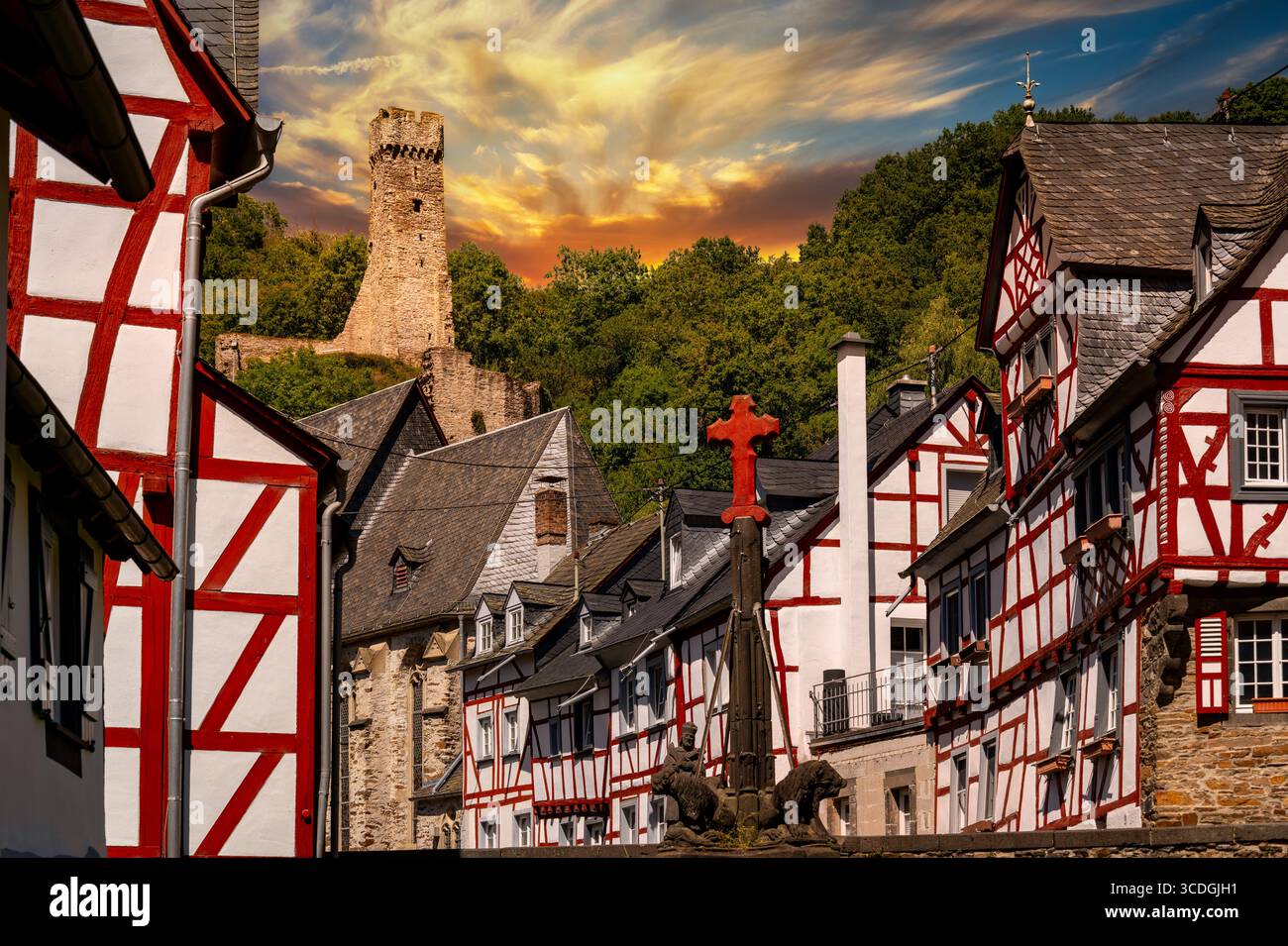 Vue romantique de Monreal et Philippsburg contre un ciel nocturne pittoresque Banque D'Images