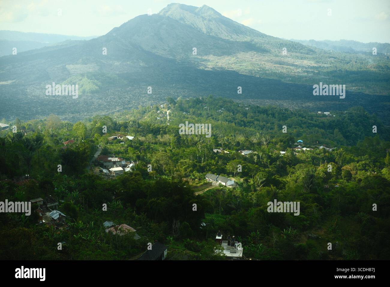 Village rural au pied d'une montagne volcanique Banque D'Images