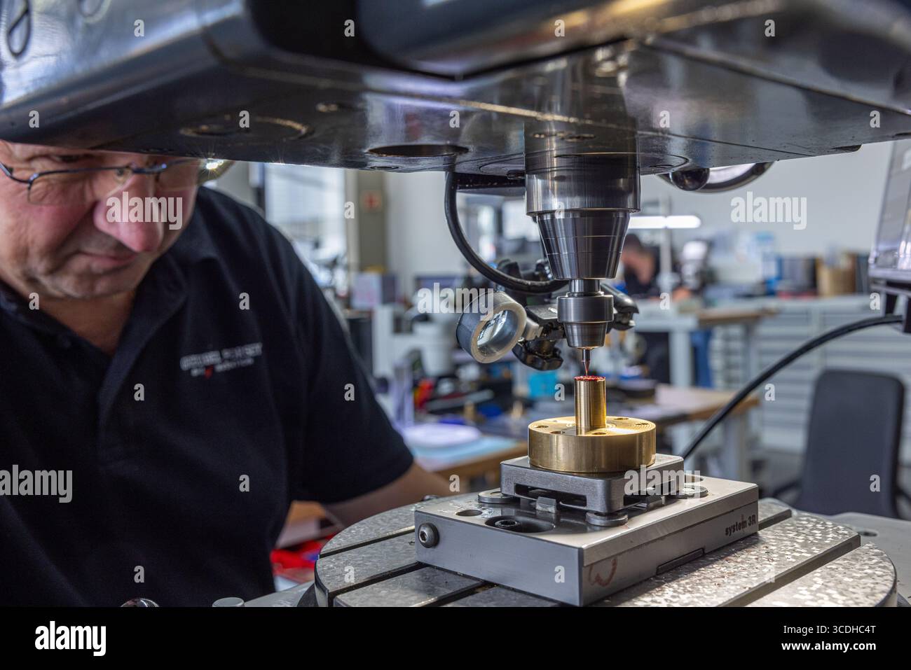 La création d'une montre chez Greubel Forsey est faite à la main ou à l'aide de machines. Banque D'Images
