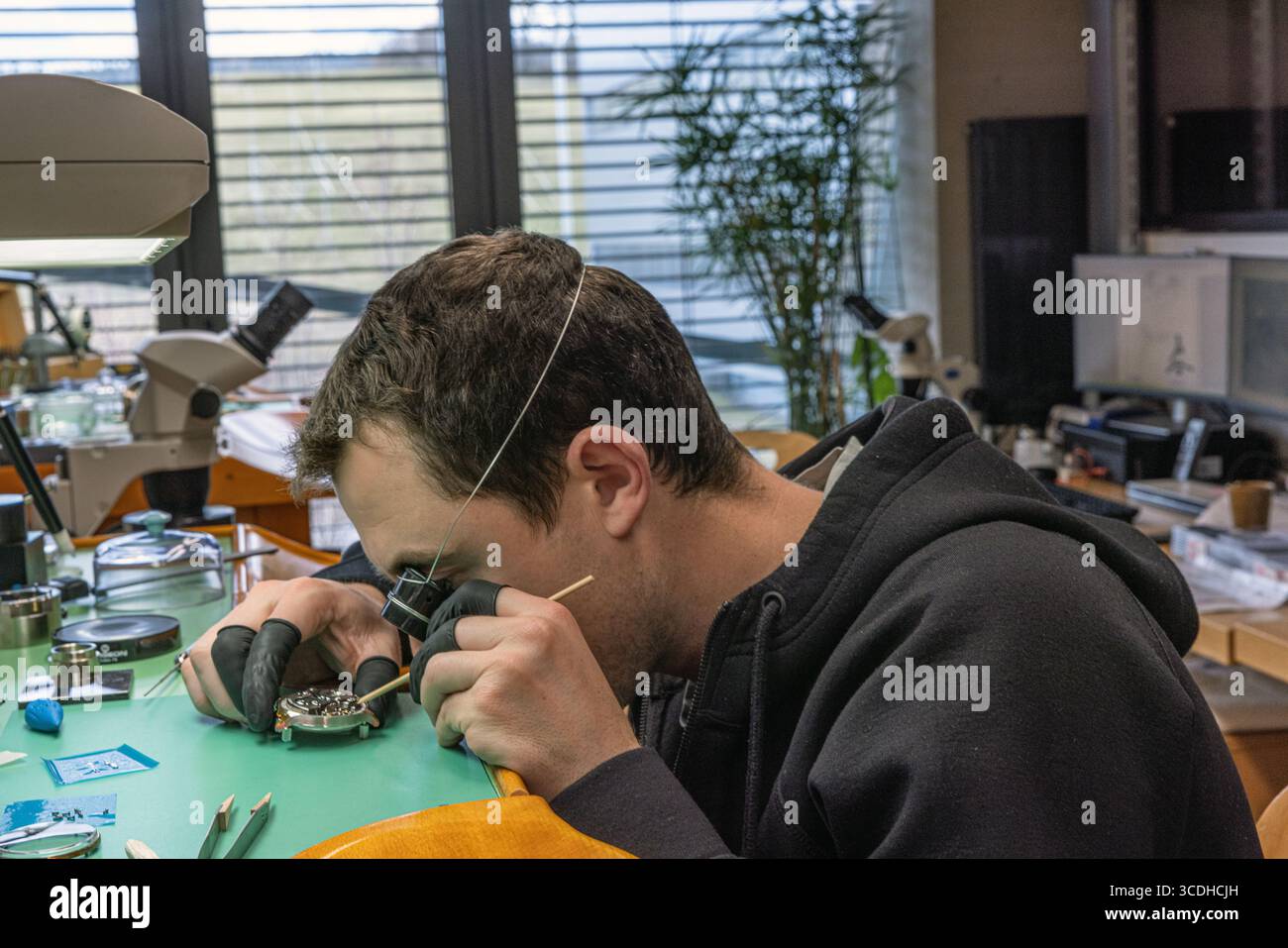 Horloger assemble tous les composants dans une montre à l'atelier Greubel Forsey ININ Suisse . Banque D'Images