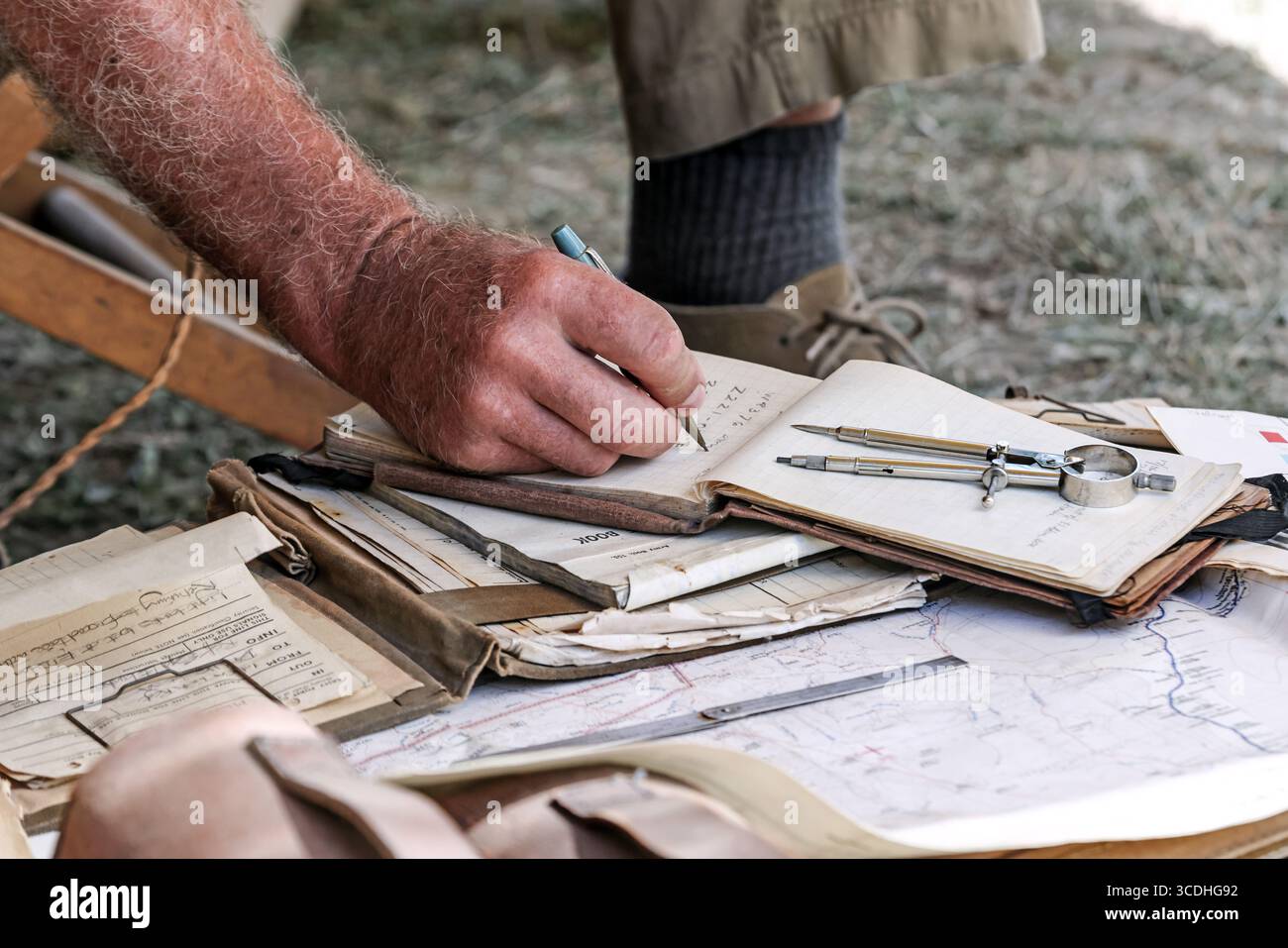 Reconstituteur écrivant un code pendant les reconstitutions du week-end de guerre du Yorkshire, Royaume-Uni Banque D'Images