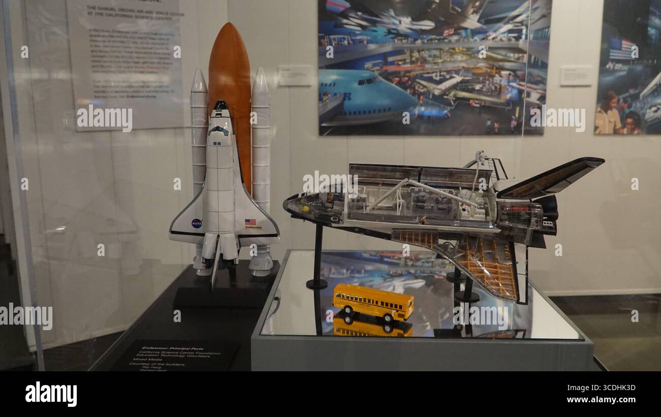 Modèles réduits de la navette spatiale Endeavour de la NASA, y compris une configuration de pile complète et un modèle intérieur en coupe Banque D'Images