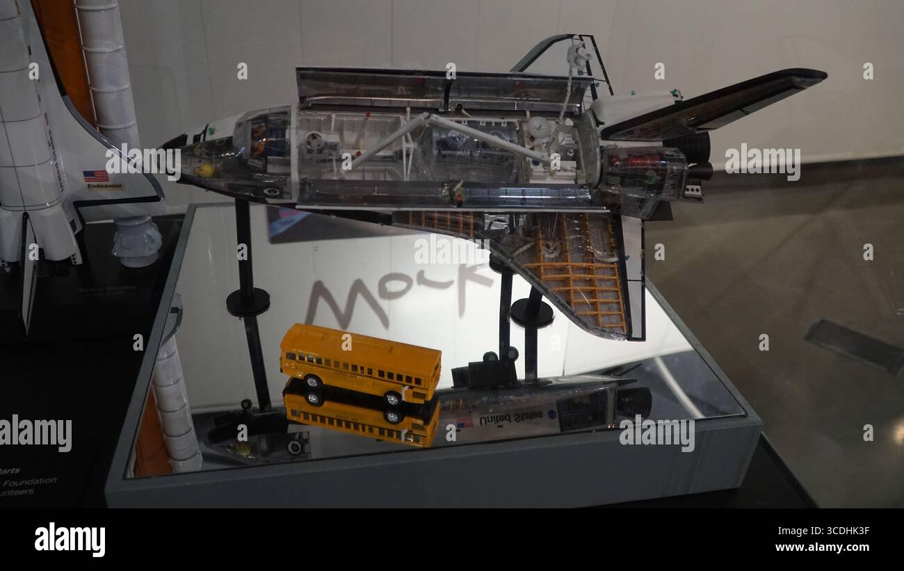 Modèles réduits de la navette spatiale Endeavour de la NASA, y compris une configuration de pile complète et un modèle intérieur en coupe Banque D'Images