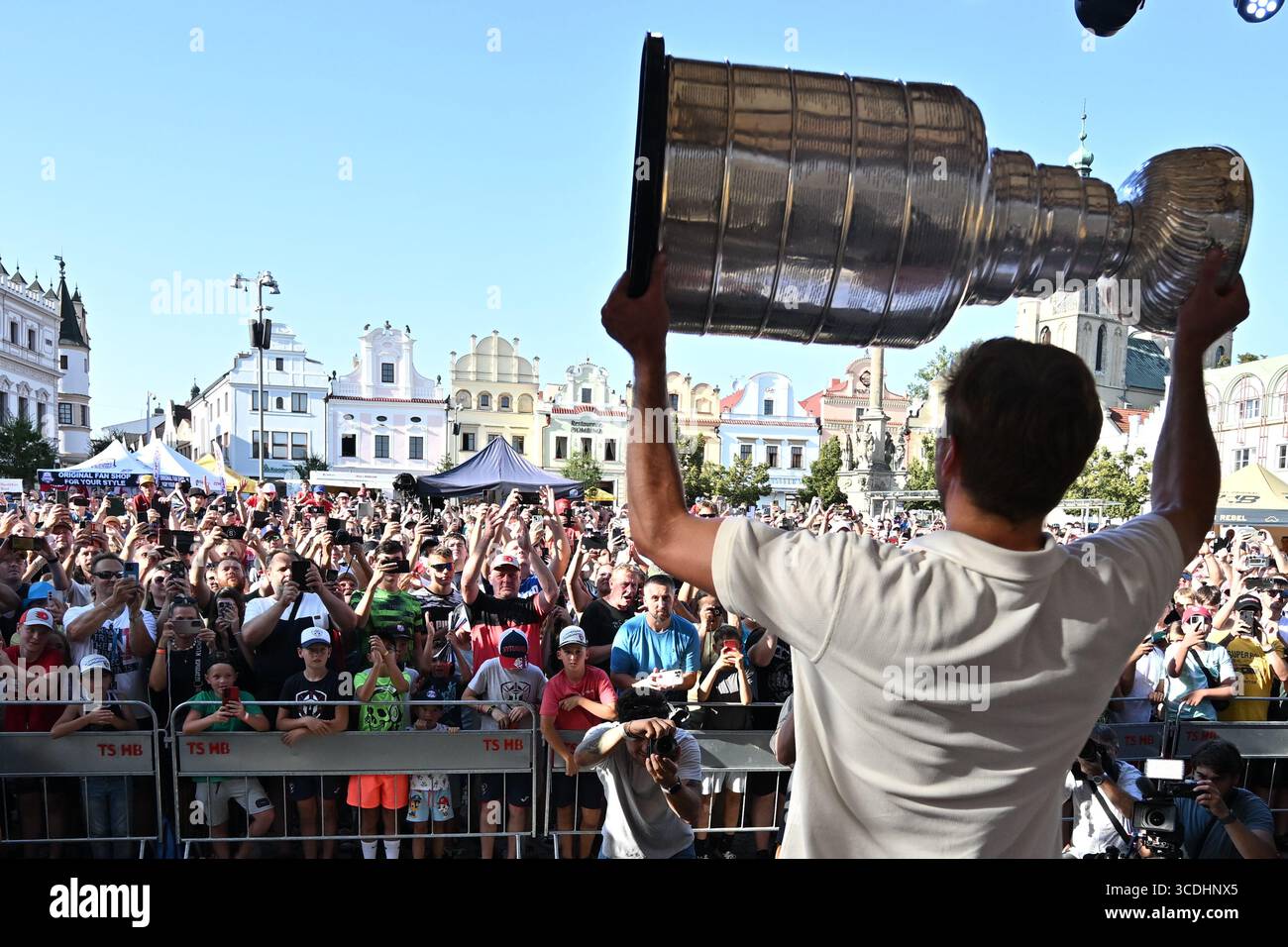 Havlickuv Brod, République tchèque. 13 août 2025. Le gardien de hockey sur glace tchèque Vitek Vanecek célèbre en Tchéquie avec ses partisans après avoir remporté la Coupe Stanley avec les Panthers de la Floride, à Havlickuv Brod, en République tchèque, le 13 août 2025. Crédit : Lubos Pavlicek/CTK photo/Alamy Live News Banque D'Images