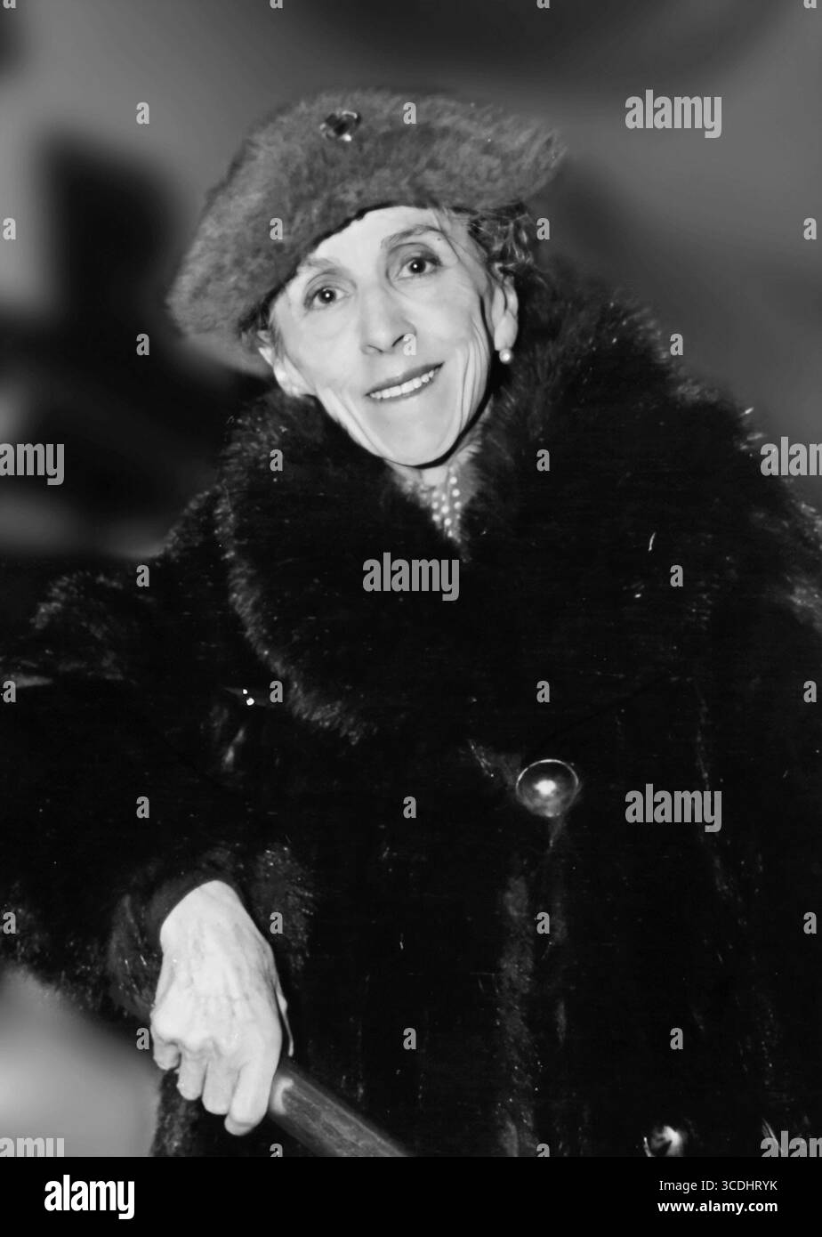 Karen Blixen. Portrait de l'écrivaine danoise, la baronne Karen Christentze von Blixen-Finecke (Dinesen ; 1885-1962) en 1957. Blixen est surtout connue pour ses mémoires, Out of Africa, détaillant son séjour au Kenya au début du XXe siècle. Banque D'Images