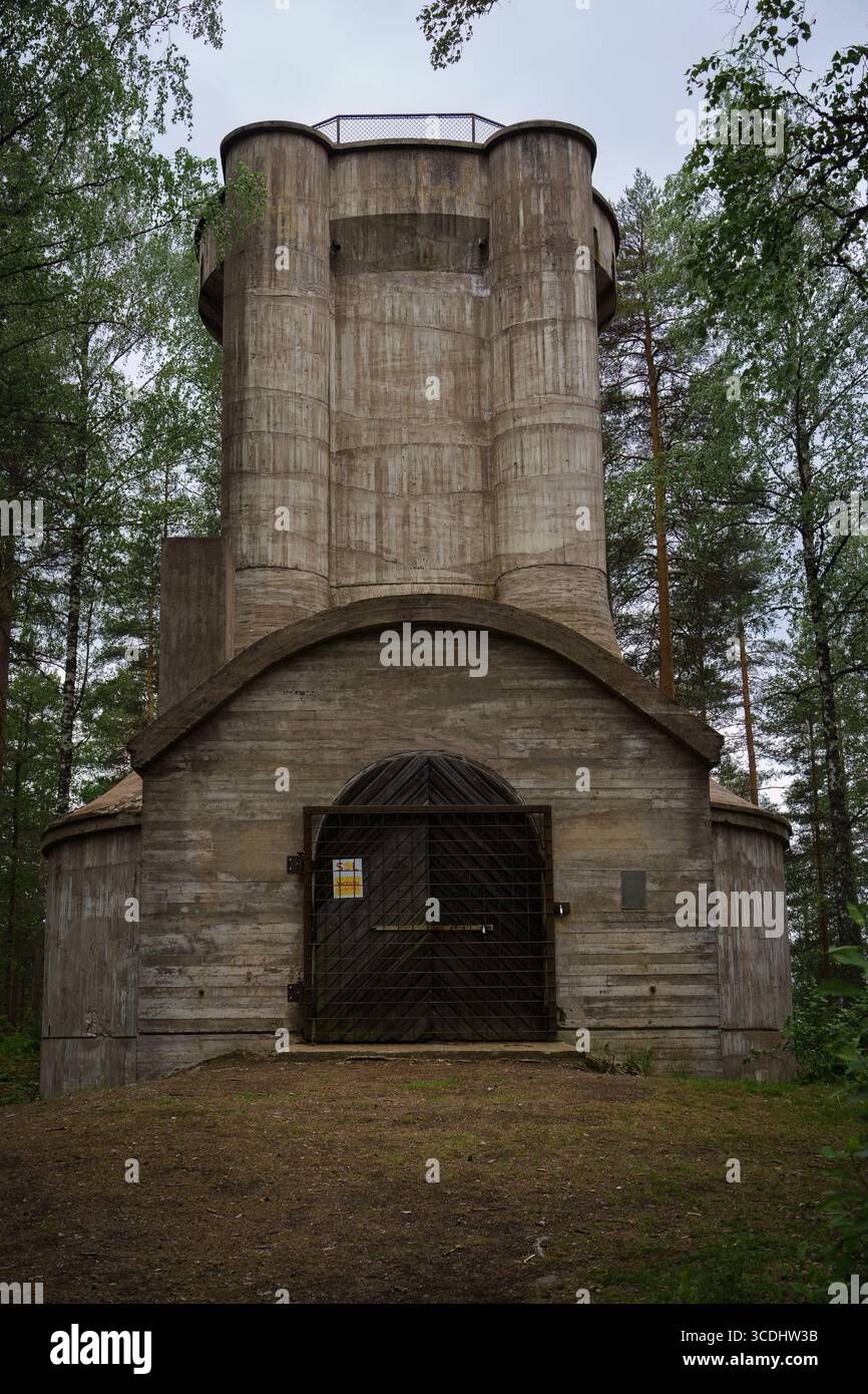 Nurmijärvi, Finlande. 19 juin 2025 : tour de Rajamäki construite pendant la guerre d'hiver de 1939 à 1940 Banque D'Images
