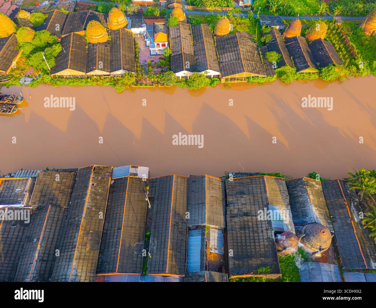 Vue aérienne du four à briques Mang Thit à Vinh long. Briques d'argile brûlées utilisées dans la construction traditionnelle vietnamienne, delta du Mékong, province de Vinh long, Banque D'Images Vue aérienne du four à briques Mang Thit à Vinh long. Briques d'argile brûlées utilisées dans la construction traditionnelle vietnamienne, delta du Mékong, province de Vinh long, Banque D'Images