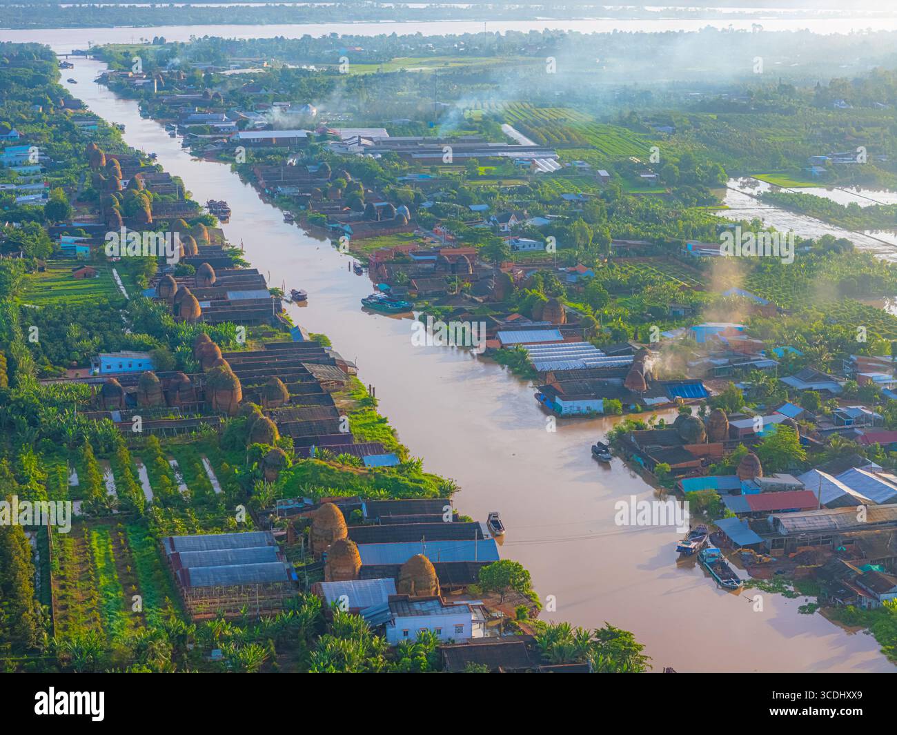 Vue aérienne du four à briques Mang Thit à Vinh long. Briques d'argile brûlées utilisées dans la construction traditionnelle vietnamienne, delta du Mékong, province de Vinh long, Banque D'Images Vue aérienne du four à briques Mang Thit à Vinh long. Briques d'argile brûlées utilisées dans la construction traditionnelle vietnamienne, delta du Mékong, province de Vinh long, Banque D'Images