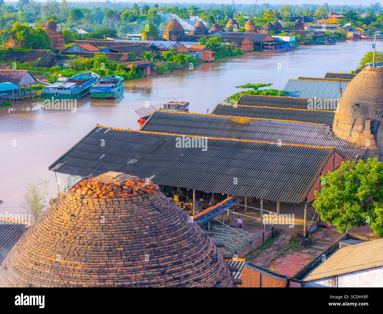 Vue aérienne du four à briques Mang Thit à Vinh long. Briques d'argile brûlées utilisées dans la construction traditionnelle vietnamienne, delta du Mékong, province de Vinh long, Banque D'Images Vue aérienne du four à briques Mang Thit à Vinh long. Briques d'argile brûlées utilisées dans la construction traditionnelle vietnamienne, delta du Mékong, province de Vinh long, Banque D'Images