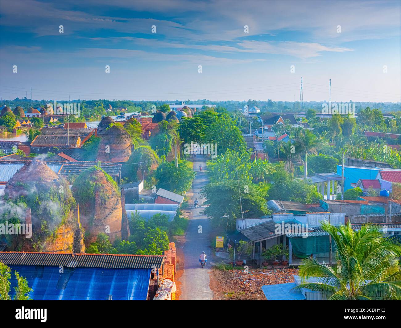 Vue aérienne du four à briques Mang Thit à Vinh long. Briques d'argile brûlées utilisées dans la construction traditionnelle vietnamienne, delta du Mékong, province de Vinh long, Banque D'Images Vue aérienne du four à briques Mang Thit à Vinh long. Briques d'argile brûlées utilisées dans la construction traditionnelle vietnamienne, delta du Mékong, province de Vinh long, Banque D'Images