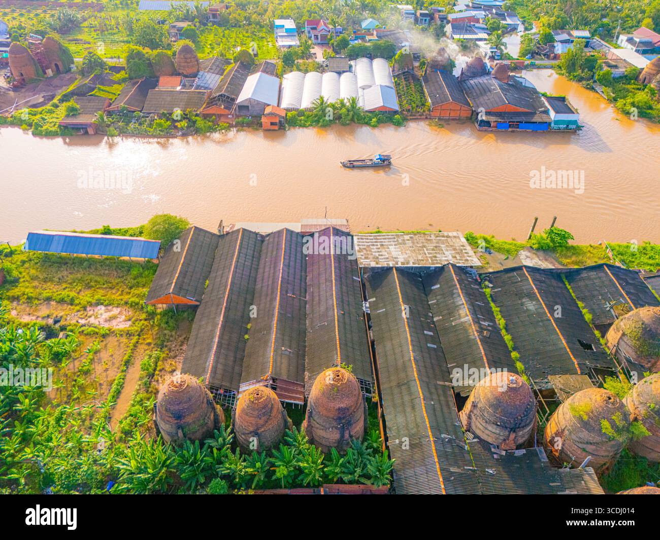 Vue aérienne du four à briques Mang Thit à Vinh long. Briques d'argile brûlées utilisées dans la construction traditionnelle vietnamienne, delta du Mékong, province de Vinh long, Banque D'Images Vue aérienne du four à briques Mang Thit à Vinh long. Briques d'argile brûlées utilisées dans la construction traditionnelle vietnamienne, delta du Mékong, province de Vinh long, Banque D'Images
