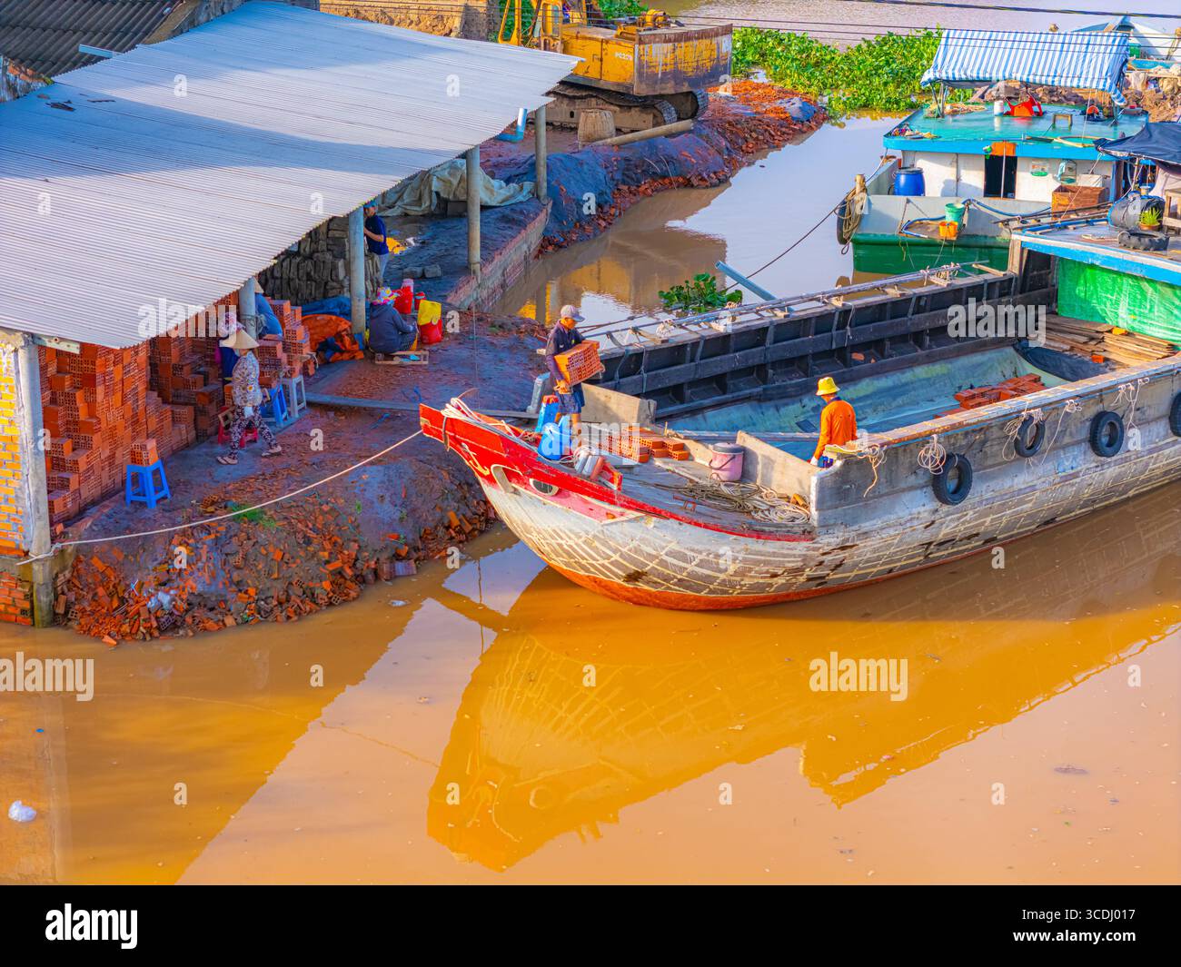 Vue aérienne du four à briques Mang Thit à Vinh long. Briques d'argile brûlées utilisées dans la construction traditionnelle vietnamienne, delta du Mékong, province de Vinh long, Banque D'Images Vue aérienne du four à briques Mang Thit à Vinh long. Briques d'argile brûlées utilisées dans la construction traditionnelle vietnamienne, delta du Mékong, province de Vinh long, Banque D'Images