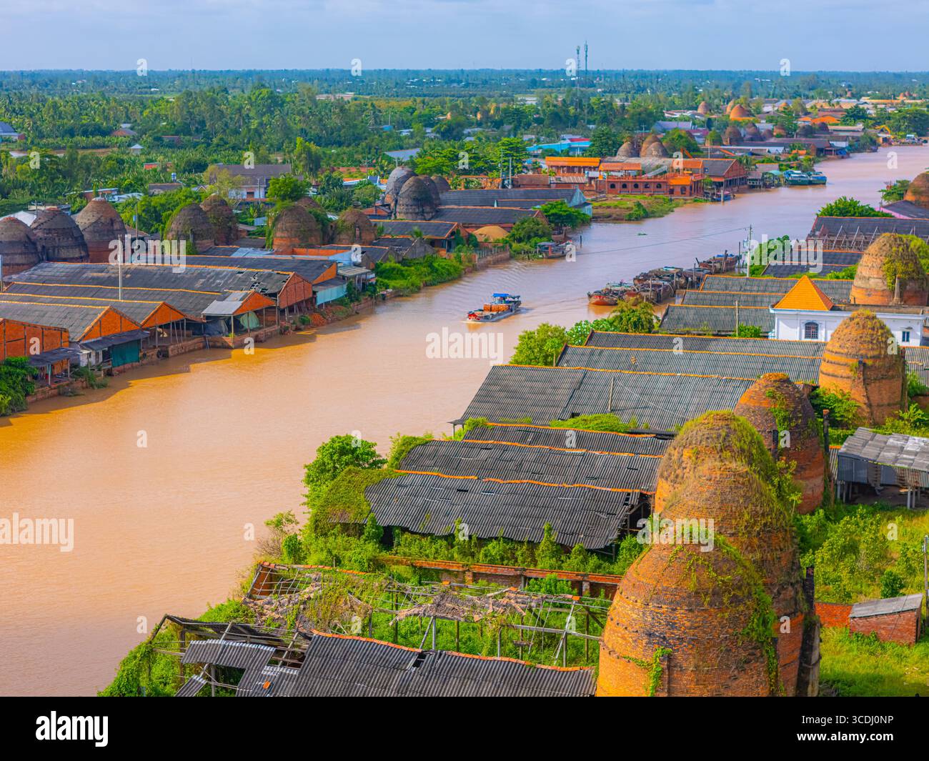 Vue aérienne du four à briques Mang Thit à Vinh long. Briques d'argile brûlées utilisées dans la construction traditionnelle vietnamienne, delta du Mékong, province de Vinh long, Banque D'Images Vue aérienne du four à briques Mang Thit à Vinh long. Briques d'argile brûlées utilisées dans la construction traditionnelle vietnamienne, delta du Mékong, province de Vinh long, Banque D'Images