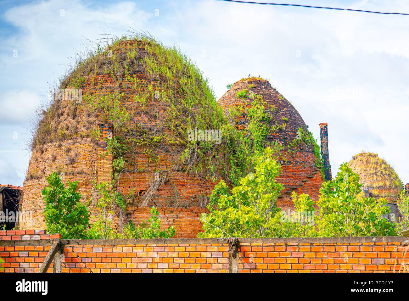 Vue aérienne du four à briques Mang Thit à Vinh long. Briques d'argile brûlées utilisées dans la construction traditionnelle vietnamienne, delta du Mékong, province de Vinh long, Banque D'Images Vue aérienne du four à briques Mang Thit à Vinh long. Briques d'argile brûlées utilisées dans la construction traditionnelle vietnamienne, delta du Mékong, province de Vinh long, Banque D'Images