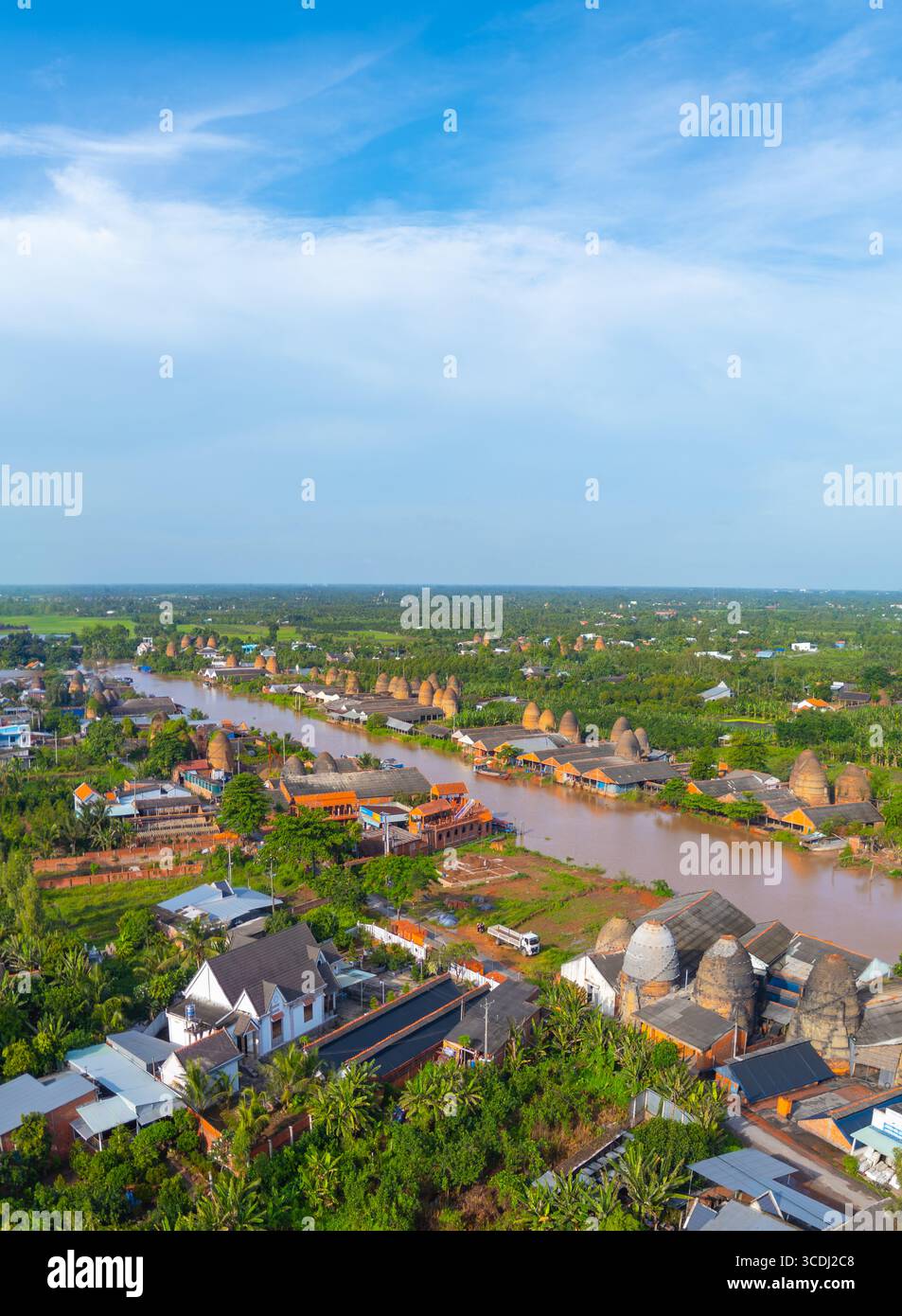 Vue aérienne du four à briques Mang Thit à Vinh long. Briques d'argile brûlées utilisées dans la construction traditionnelle vietnamienne, delta du Mékong, province de Vinh long, Banque D'Images Vue aérienne du four à briques Mang Thit à Vinh long. Briques d'argile brûlées utilisées dans la construction traditionnelle vietnamienne, delta du Mékong, province de Vinh long, Banque D'Images